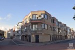 Ruim hoekappartement op de 2de verd. van een kleine residentie, centraal maar uiterst rustig gelegen op een boogscheut van de duinen, de markt en het handelscentrum. Indeling: mooie woonkamer met aangenaam en zonnig terras, ingerichte keukenhoek, inkomhall met afzonderlijk toilet, berging, badkamer met douche, 2 slaapkamers en een handige fietsenberging op het glv. In het voorjaar van 2019 ondergaan de gevel en terrassen van deze residentie een grondige opfrisbeurt; de nodige fondsen werden hiervoor reeds voorzien. (18/058)